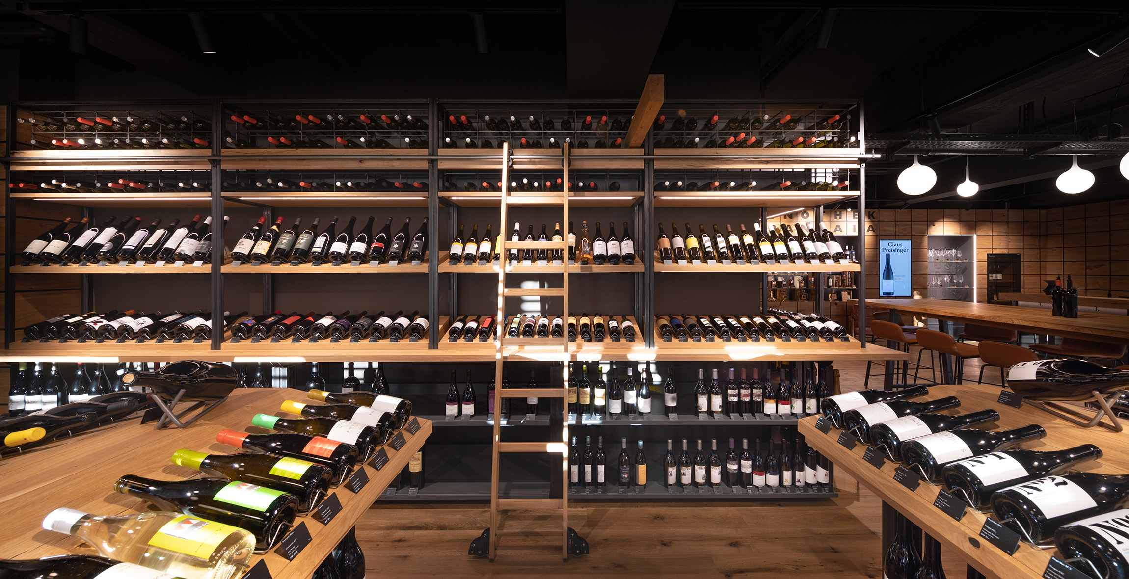 Brancaia-Weinhandlung-Weinregal